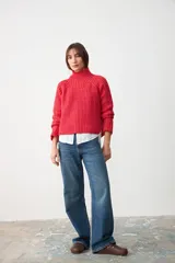 Sweater de punto acanalado en color rojo, con cuello alto y diseño de corte cropped con mangas largas.
