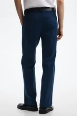 Pantalón de sarga de algodón en color azul marino, con corte relajado, cierre de cremallera y botón, bolsillos laterales al bies y bolsillos traseros insertados con botón.