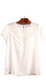 Blusa blanca de mangas cortas con cuello redondo y detalle de broderie en el frente.