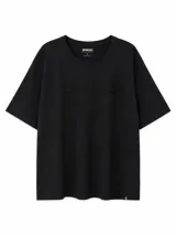 Remera de corte oversize color negro, con cuello redondo y costura horizontal decorativa en el pecho.