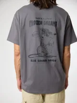 Camiseta gris de manga corta con corte regular fit y estampado trasero con un ratón esquiando y la leyenda "Frozen Dreams".