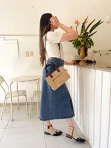 Falda midi de jean azul con abertura frontal y calce ajustado.