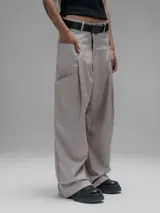 Pantalón de estilo sastrero con calce amplio y pierna recta. Presenta un tablón frontal que aporta estructura y bolsillos laterales de terminación limpia.
