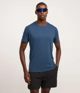 Remera deportiva para hombre de color azul, confeccionada en poliéster con tecnología dry fit. Presenta diseño de manga corta, cuello redondo y calce cómodo ideal para entrenamiento.