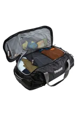 Bolso de viaje tipo duffel Thule Chasm de 130 litros, color negro, con diseño resistente al agua, apertura amplia, correas convertibles para usar como mochila y asas de mano reforzadas.