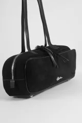 Cartera de hombro de diseño rectangular y estilo bowling, confeccionada en gamuza sintética negra con doble asa larga y cierre superior con tiradores de cuero.