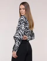 Camisa de gasa Ninety Clothing con estampado animal print en blanco y negro, cuello con solapa, escote en V, cierre frontal con botones y manga larga.