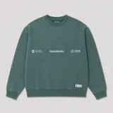 Buzo de cuello redondo color verde, con estampado gráfico minimalista en el pecho y etiqueta pequeña en el ruedo.