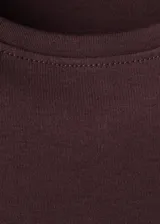 Camiseta bordó de corte clásico y manga corta, confeccionada en 100% algodón.