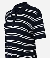 Blusa de punto de viscosa certificada, color azul marino con rayas horizontales blancas. Tiene mangas cortas y cuello polo con cierre de botones.
