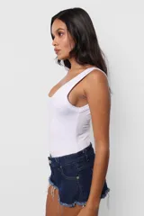 Body color beige de microfibra pesada, con escote cuadrado y espalda baja. Terminaciones en collareta, broches snap en entrepierna y elástico interno en contorno de tiro para mejor ajuste.