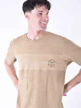 Remera de manga corta color tostado con textura acanalada horizontal y panel liso en el pecho. Presenta un estampado gráfico pequeño en el lado izquierdo del pecho con la inscripción Exclusive Premium Edition.