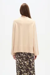 Sweater de viscosa color rojo, con cuello polera, corte holgado y pespuntes decorativos.