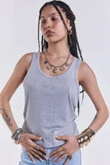 Musculosa gris de morley con cuello redondo y sisas amplias.