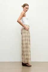 Pantalón wide leg de tiro alto con estampa a cuadros en tonos beige y marrón.