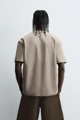 Camiseta celeste de corte holgado, cuello redondo y manga corta.