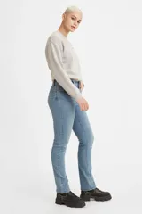 Jeans de tiro alto con corte recto, ajustados en la cadera y los muslos. Presentan un lavado en tono azul medio claro y cierre frontal con bragueta.