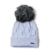 Gorro de lana tejido con diseño de ochos, color celeste pastel, con un pompón grande de pelo sintético en tono gris oscuro. Presenta un borde acanalado con una pequeña placa metálica con el logo de la marca.