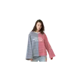 Remera de manga larga de Eme Studios, con diseño dividido en dos mitades a rayas horizontales: una mitad en azul marino y blanco, y la otra en rojo y blanco. Cuenta con cuello redondo y texto estampado en el frente.