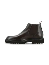 Bota tipo Chelsea de cuero color marrón oscuro, con paneles elásticos laterales y suela de goma dentada estilo track.