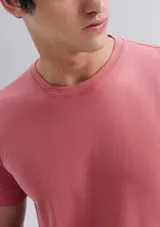 Remera de manga corta y cuello redondo en color azul oscuro, con diseño clásico y corte regular.