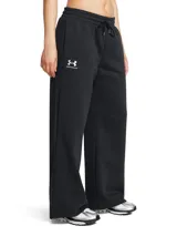 Pantalón de jogging Under Armour de corte holgado y pierna ancha, confeccionado en tejido polar de mezcla de algodón. Presenta cintura elástica con cordón ajustable, bolsillos laterales y logo de la marca estampado en la pierna.