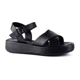 Sandalias plateadas con plataforma, tiras cruzadas y hebilla en el tobillo.