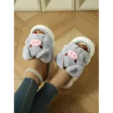 Pantuflas de peluche gris con diseño de chanchito, con suela de goma blanca y modelo abierto sin talón.