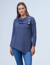 Buzo azul en tejido soft de la marca Ruby Rd. Tiene cuello volcado con aplique de botones y terminación de ruedo asimétrico.