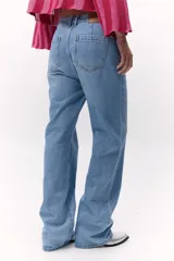 Pantalón de jean azul medio con tiro medio y apliques de strass plateados.