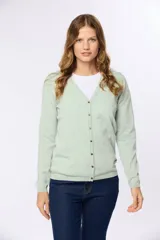 Saco tejido fino de hilo de algodón color beige, con cuello en V, cierre frontal con botones y puños acanalados.