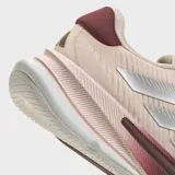 Championes de running Adidas modelo Supernova Ease en color rosado claro con detalles en bordó y plateado. Presentan un exterior de malla transpirable, mediasuela Dreamstrike para mayor amortiguación y cierre de cordones.