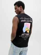 Musculosa oversize de algodón con cuello redondo y calce relajado. Presenta un diseño estampado en la espalda con motivos veraniegos y tipografía alusiva a Juan-les-Pins y Antibes.