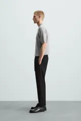 Pantalón regular fit color negro de tejido con viscosa, con cintura elástica ajustable con cordón, bolsillos frontales y traseros.