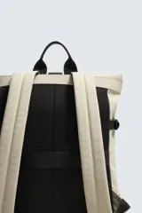 Mochila verde militar con acabado engomado, solapa superior con cierre de hebilla y cremallera, bolsillo frontal con cierre imantado, compartimento interno para laptop de hasta 13 pulgadas, asa de mano superior, correas de hombro ajustables y espalda acolchada. Base de cuero sintético negro.