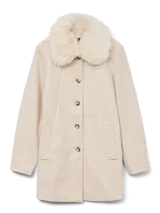 Campera midi de paño color beige con cuello de piel sintética desmontable, cierre frontal de botones y bolsillos laterales.