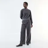Pantalón de corte ancho con estampado de leopardo en tonos grises, confeccionado en tejido suave, con cintura elástica y cordón ajustable.