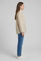 Camisa de manga larga con diseño de rayas verticales en tonos beige y blanco, cuello camisero, cierre frontal con botones y un bolsillo aplicado en el pecho.
