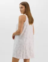 Camisón corto de tejido soft, sin mangas, con escote redondo, aplique de botones y detalle plisado en el frente. Estampado floral en tonos rosados y grises.
