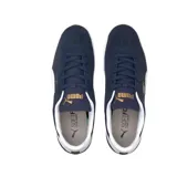 Championes Puma Club de estilo urbano, confeccionados en gamuza negra con la icónica franja lateral en cuero blanco y suela de goma texturizada en tono crema.