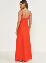 Vestido largo color rojo con breteles finos y escote en V.