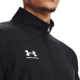 Conjunto deportivo Under Armour Challenger negro, compuesto por campera con cierre y pantalón. Ambos con logo de la marca en color blanco.