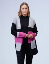 Cárdigan tejido con diseño color block en tonos gris, negro y rosa. Tiene bolsillos delanteros y corte largo.