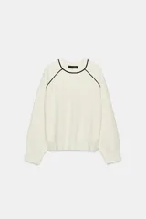 Jersey de punto de manga larga con cuello redondo, diseño en color azul marino con detalles de vivo en color blanco en el cuello y las costuras de las mangas.