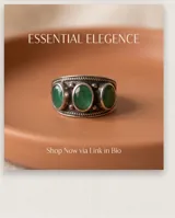 Anillo de plata envejecida con diseño ancho y tres piedras naturales verdes ovaladas dispuestas en línea.