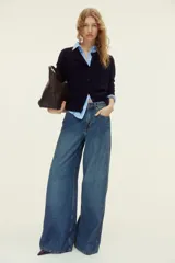 Jean wide leg de tiro alto en denim rígido de mezcla de algodón y lyocell, en color azul, con diseño de cinco bolsillos y corte holgado en las piernas.
