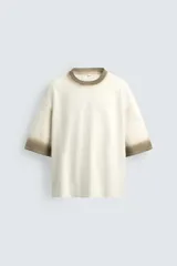 Sudadera de manga corta con cuello redondo, corte relajado y efecto lavado, en tono crudo con teñido en degradé en cuello y puños de color marrón topo.