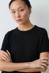 Remera de algodón roja de manga corta, con cuello redondo y corte clásico.