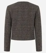 Casaqueto femenino de corte recto y largo corto, confeccionado en tejido estructurado con textura chevron. Presenta escote redondeado sin cuello, manga larga, cierre frontal con botones visibles y bolsillos decorativos con solapa.