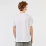 Remera blanca de manga corta y cuello redondo, confeccionada en algodón, con estampado tipográfico "San Diego California" en el pecho.